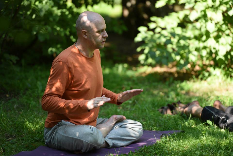 Йога в парке с Амритнатхом 2015.jpg